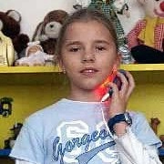 Mám 10 rokov.... Váš prístroj mi pomohol a najlepšie je na tom to, že keď ma niečo bolí svietiť si môžem aj sama....